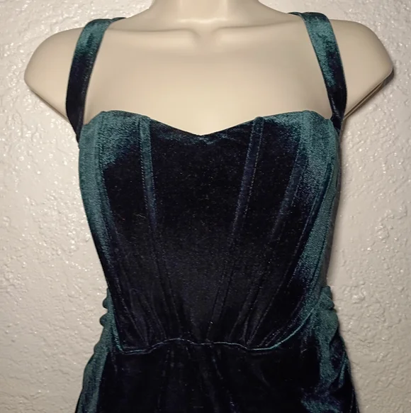 Moalluom Green Velvet Mini Dress - Picture 4 of 7